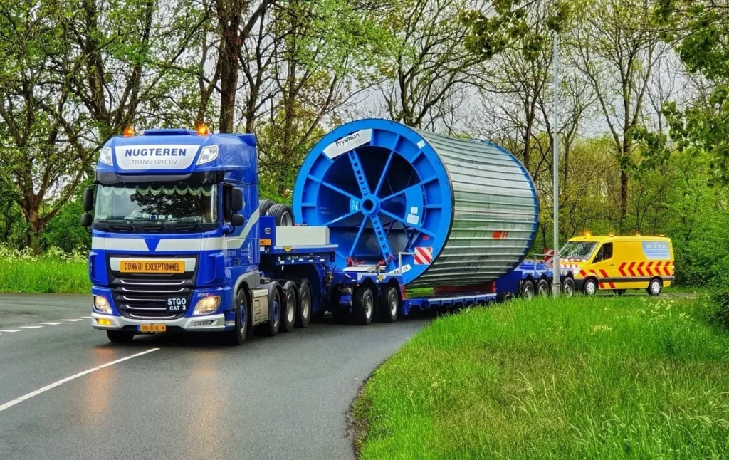 Exceptioneel transport van een grote kabelhaspel door Nugteren Transport