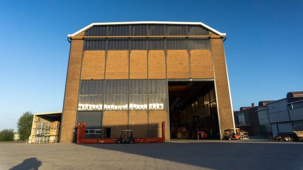Bedrijfspand en warehouse van Nugteren Transport in Alblasserdam